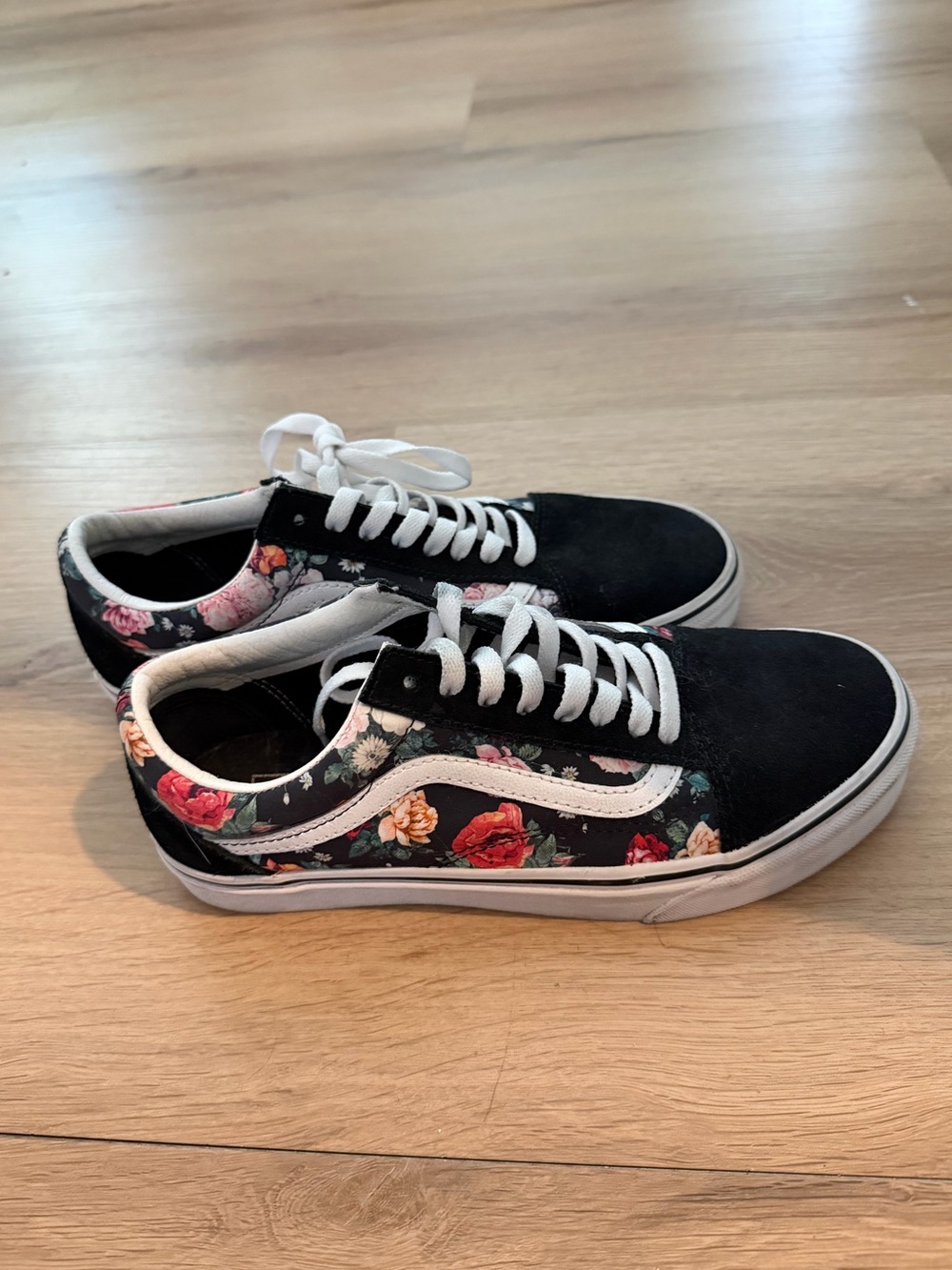 Black Floral Low-Top Lace-Up Women’s Sneakers